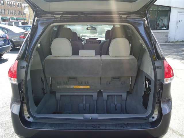 2011 Toyota Sienna LE 8-Passenger 4dr Mini-Van V6